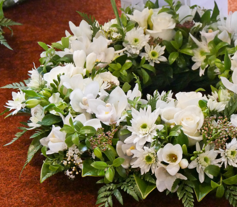 Blumen Bouquets, Blumenkranz, Trauerkranz, Rosenprodukte, Blütenherz, florale Grabbeigaben, Trauerbukett