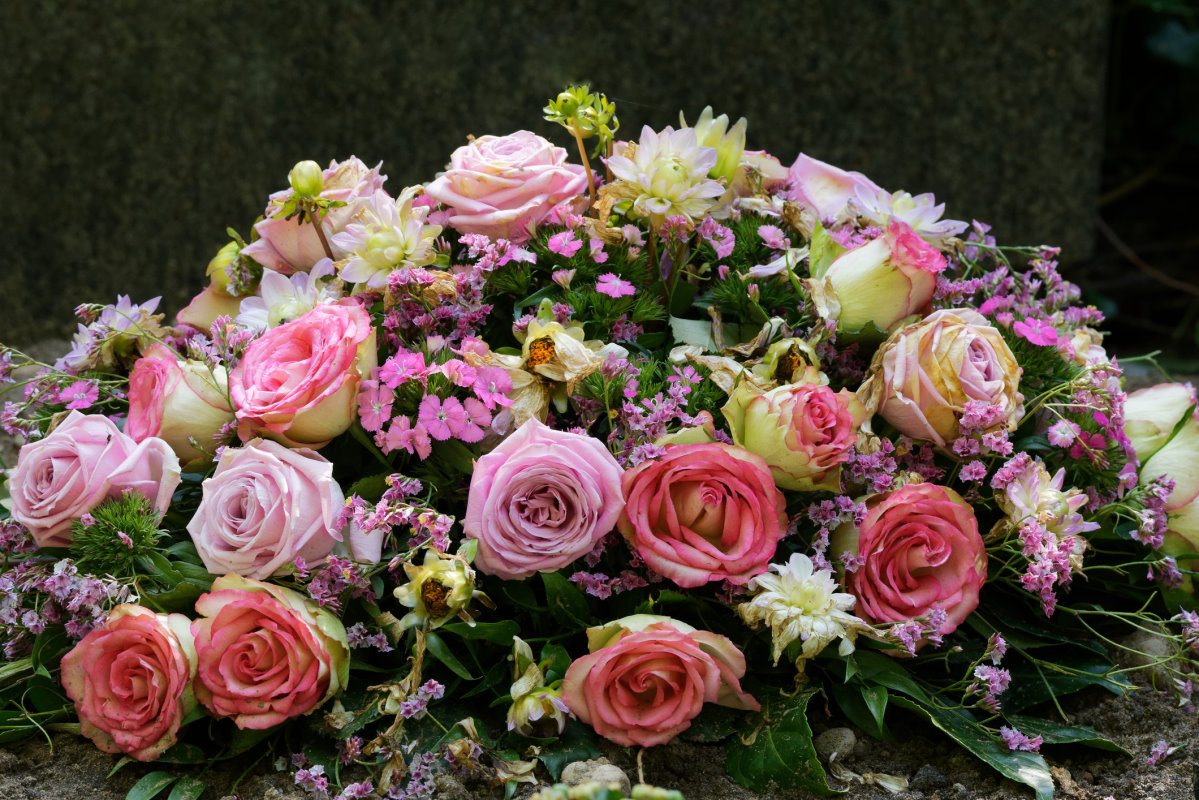 Blumen Bouquets, Blumenkranz, Trauerkranz, Rosenprodukte, Blütenherz, florale Grabbeigaben, Trauerbukett