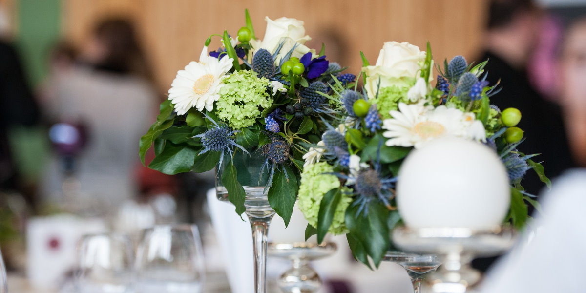 Eventfloristik, Hochzeitsfloristik, Blumenschmuck, Blumendekoration, Tischschmuck, florale Dekoration, festliche Blumendekoration
